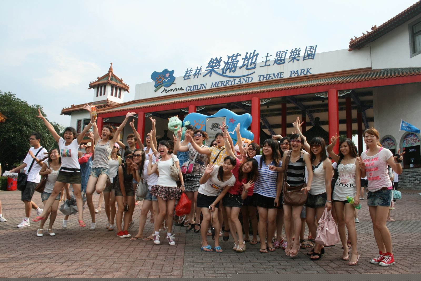 让女人都性感一把  桂林乐满地迷你裙世界纪录活动现场图文直播-第2张图片-太平洋在线下载
