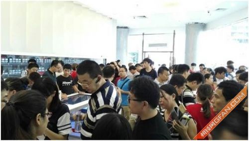 华为手机最亮熄屏
:华为Mate7 首日开售遭抢购<strongalt=