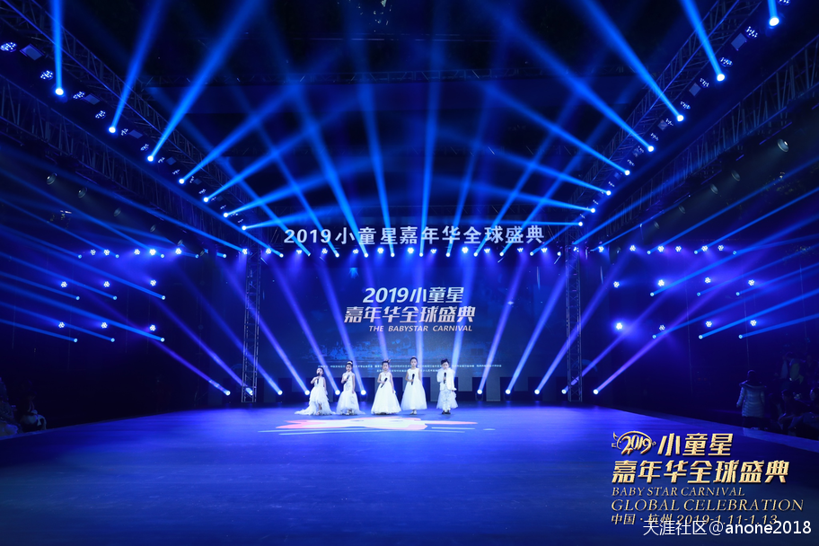 2019年华为手机发展
:凝聚世界焦点<strongalt=