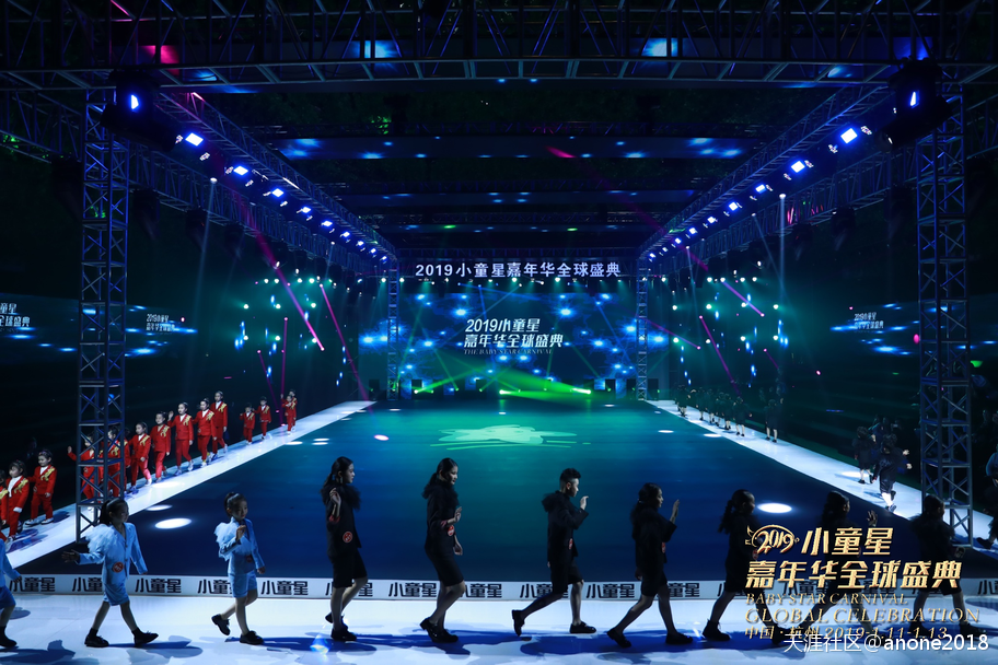 2019年华为手机发展
:凝聚世界焦点<strongalt=