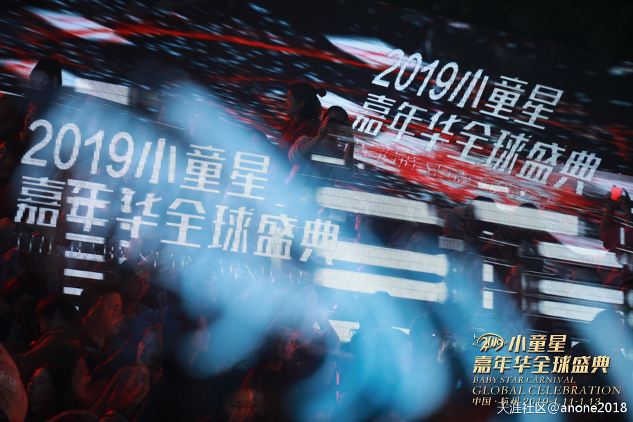 2019年华为手机发展
:凝聚世界焦点<strongalt=