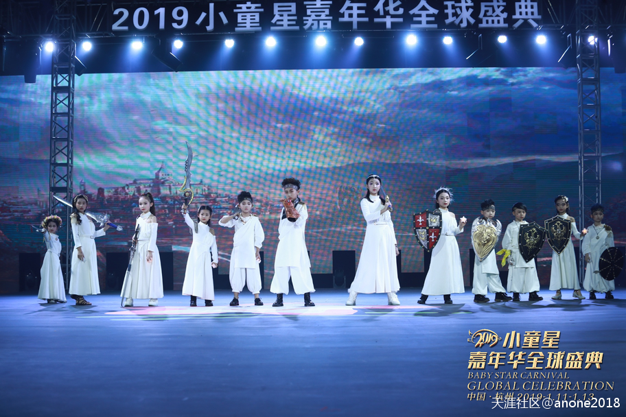 2019年华为手机发展
:凝聚世界焦点<strongalt=