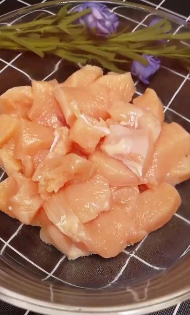 小虎爱吃鸡苹果版:宝宝们喜欢吃的鸡米花在家里做也是非常美味的-第2张图片-太平洋在线下载