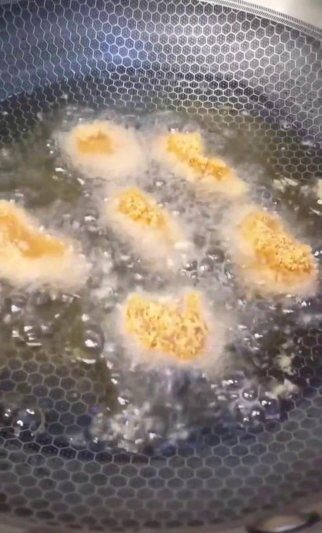 小虎爱吃鸡苹果版:宝宝们喜欢吃的鸡米花在家里做也是非常美味的-第6张图片-太平洋在线下载